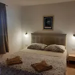 House Dea With Outdoor Jacuzzi Tatil Evi Trogir