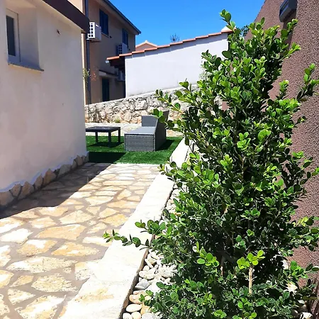 House Dea With Outdoor Jacuzzi טרוגיר