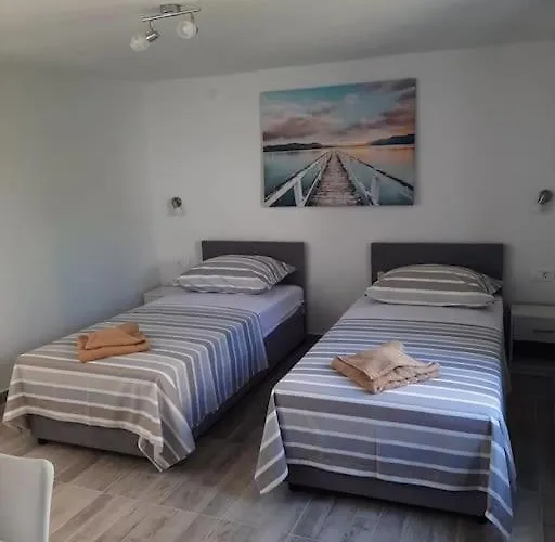 House Dea With Outdoor Jacuzzi *