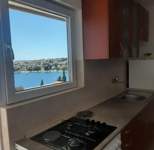 House Dea With Outdoor Jacuzzi