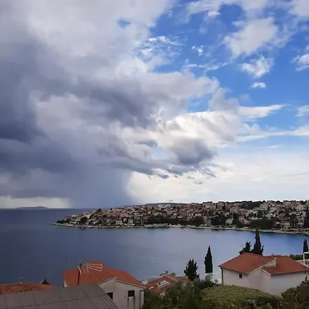 Hébergement de vacances House Dea With Outdoor Jacuzzi
