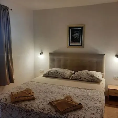 House Dea With Outdoor Jacuzzi Hébergement de vacances Trogir