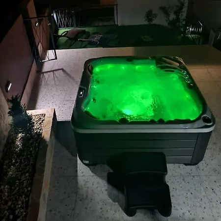 بيت للعطل House Dea With Outdoor Jacuzzi *