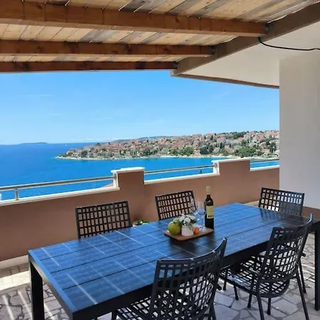 House Dea With Outdoor Jacuzzi Holiday home Trogir