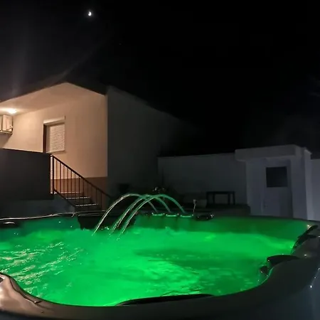 House Dea With Outdoor Jacuzzi Hébergement de vacances *